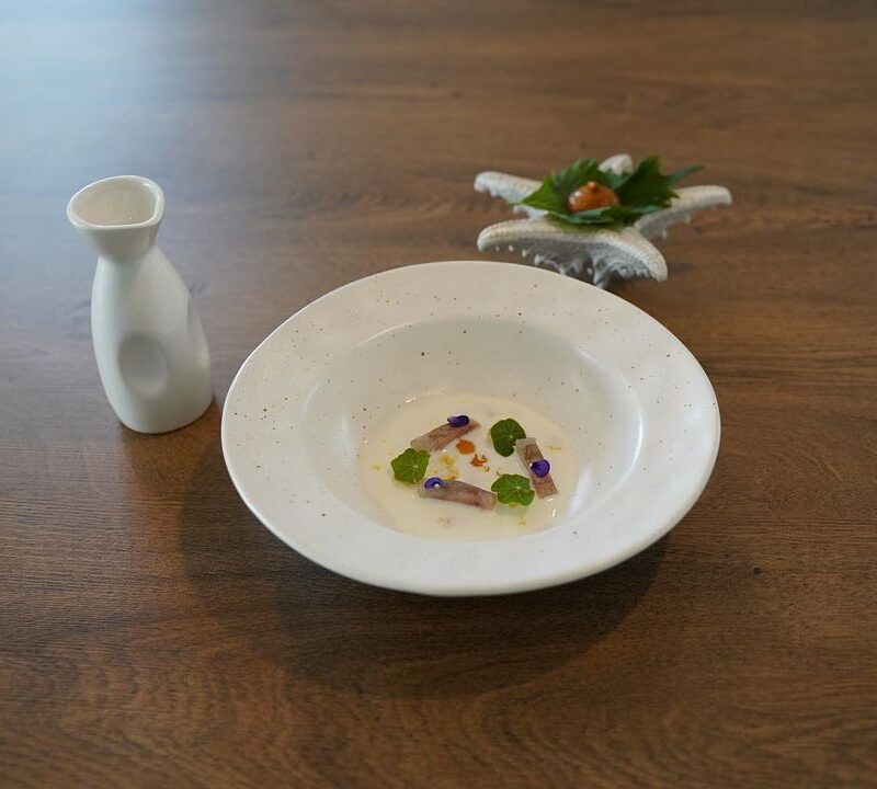 Foto de plato minimalista acompañado de una jarrita y una estrella